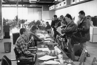 103622 Afbeelding van het inschrijven van geëvacueerde bewoners uit de Tieler- en Bommelerwaard in de Jaarbeurs ...